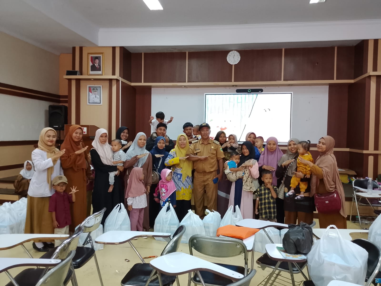 PEMDES DESA MALEBER DAN PUSKESMAS MELAKUKAN SKRINING KESEHATAN BALITA STUNTING KE RSUD 45 KUNINGAN